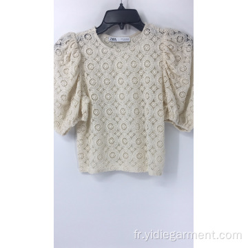 Top crème au crochet à manches bouffantes